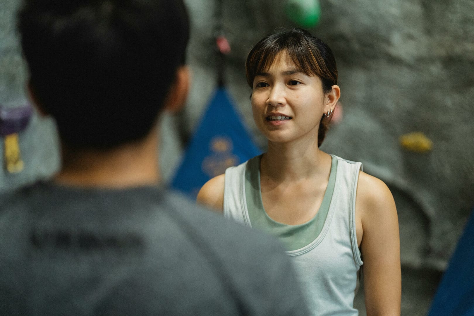 Erntetrainer Im Gespräch Mit Asiatischen Kletterern Vor Dem Training